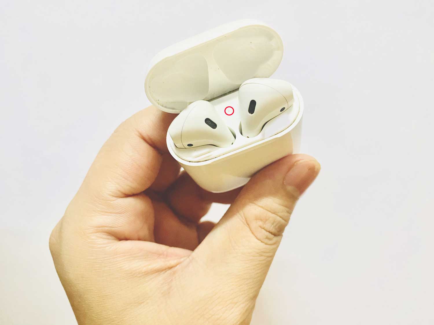 blink white light on airpods